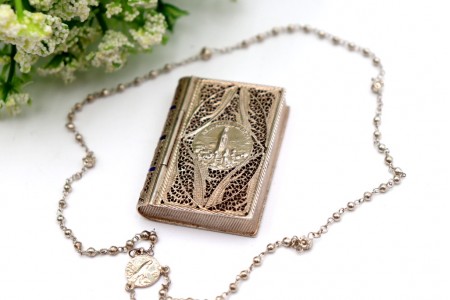 Caixa de comprimidos em filigrana em forma de Bíblia com Nossa Senhora de Fátima